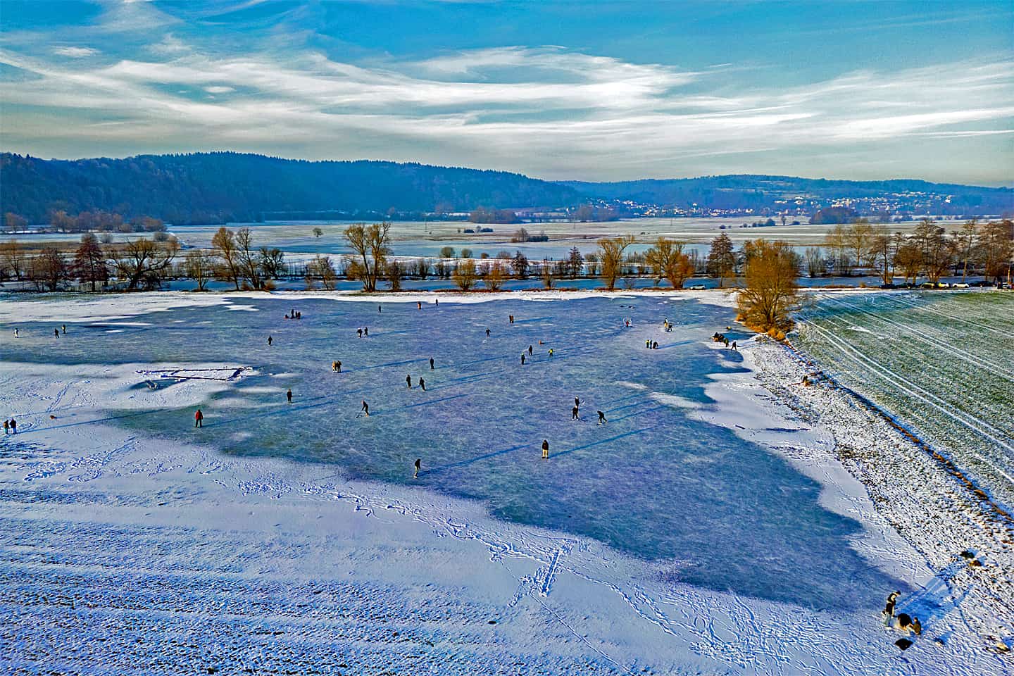 Schlittschuhläufer vor dem Webenheimer Panzergraben